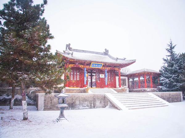 戎子酒庄 | 点点扬花，片片鹅毛，雪压枝头，银装素裹满山！